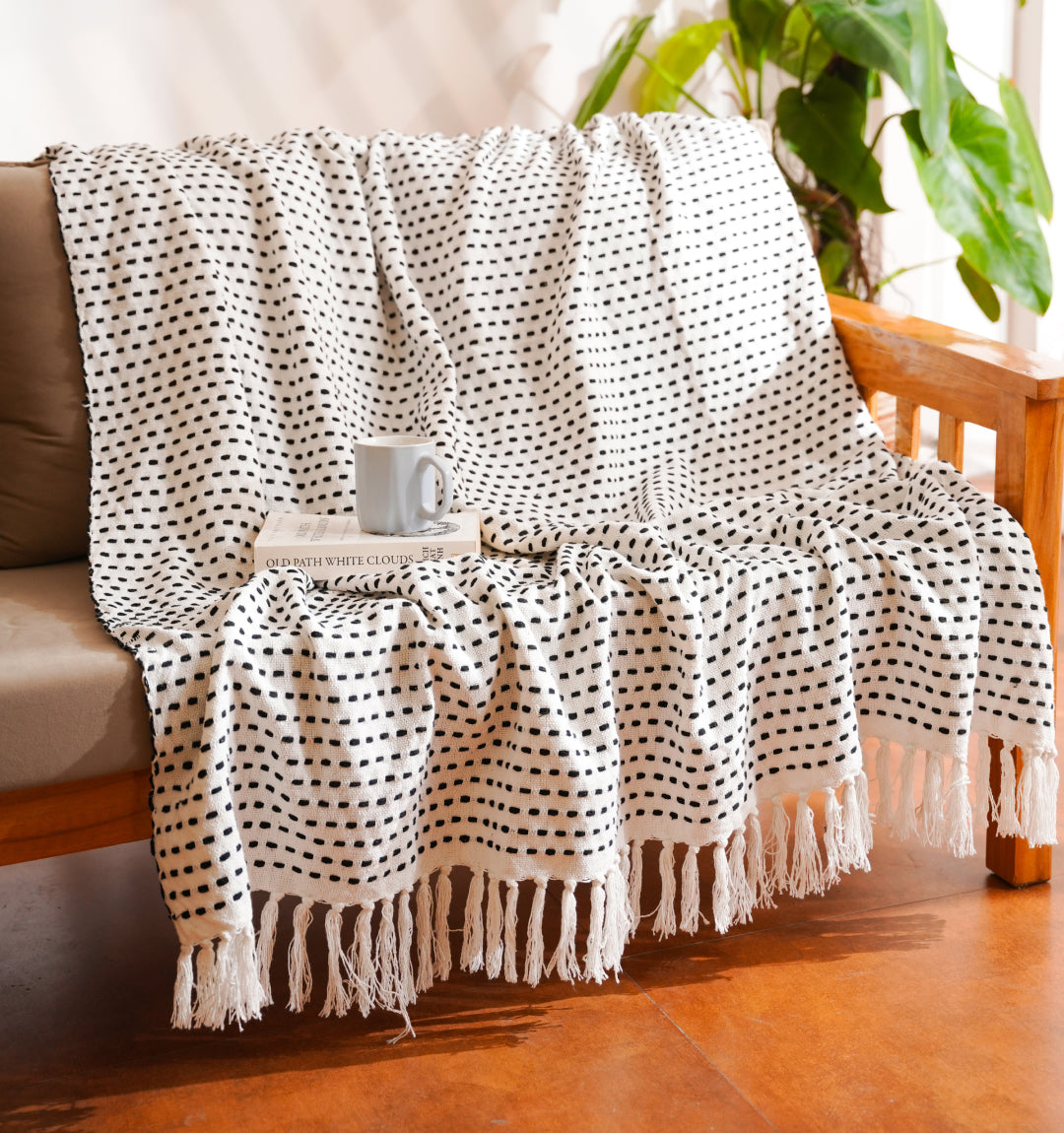 Cloudy Sofa Blanket - Running Line Black & White